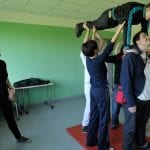 Lehrerin leitet Akrobatik an