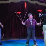 Teller von Stab zu Stab übergeben