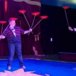 Jugendliche beim Teller drehen