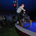 Jugendlicher fährt über schmalen Grat