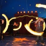 drehende Fackelstangen in der Manege