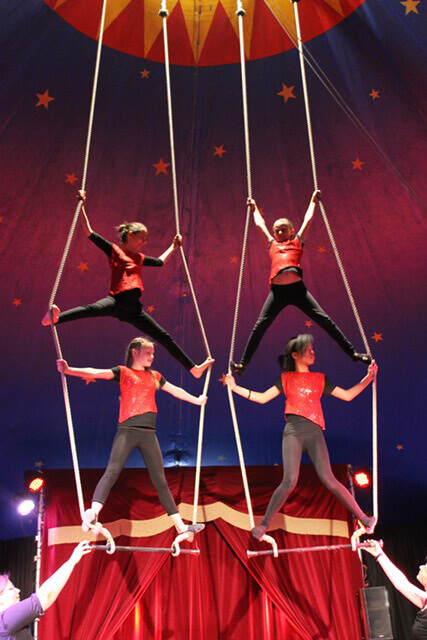 Trapezartistinnen bei einem Schulprojekt in Kaiserslautern