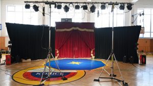 Unsere Manege in der Turnhalle der Hotelova Akademia
