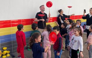 Die Kinder lernen Tellerdrehen