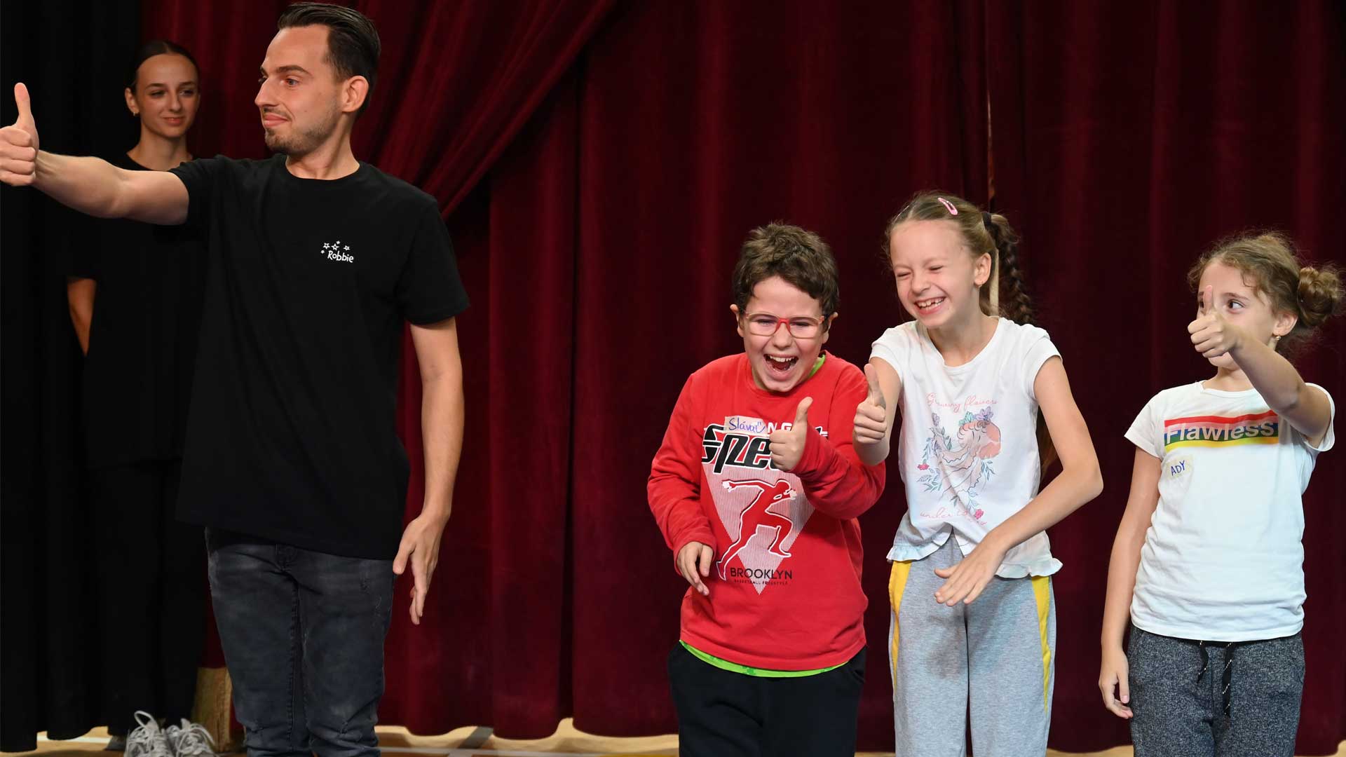 Slava und Joly lachen über den Gag eines Trainers von Circus Soluna