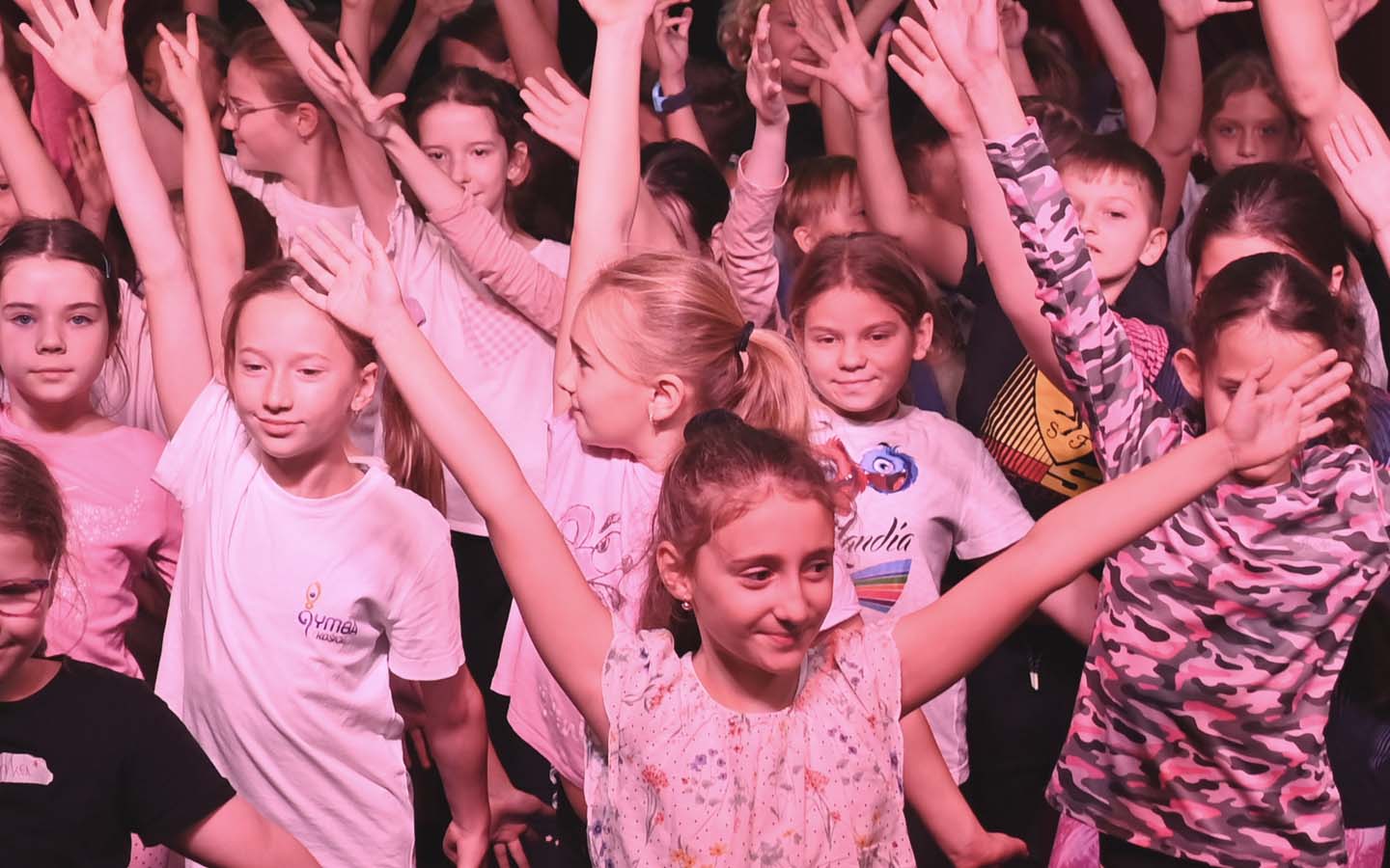 Kinder im Finale ihrer Vorstellung