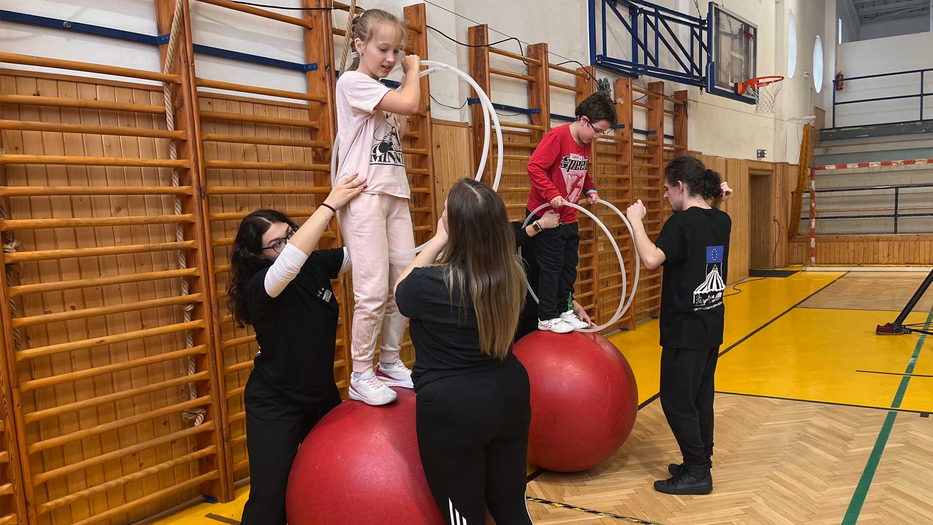 Training Kugellaufen wir üben das Durchsteigen eines Reifens